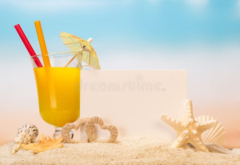 Un vidrio de zumo de naranja cáscara con, de la tarjeta en blanco, de las estrellas de mar y del mar imágenes de archivo libres de regalías Un vidrio de zumo de naranja cáscara con, de la tarjeta en blanco, de las estrellas de mar y del mar imágenes de archivo libres de regalías
