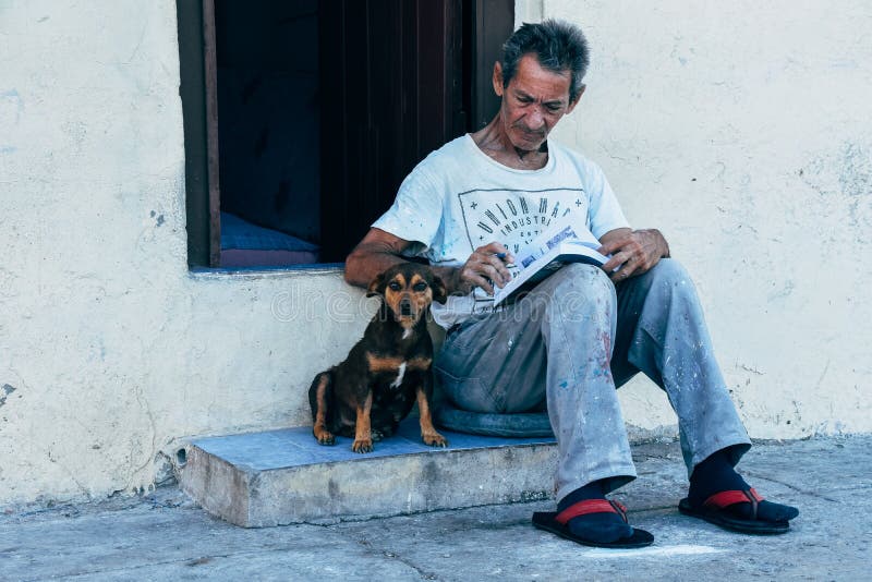 Un vieil homme avec son meilleur ami dans la ville de La Havane, Cuba images libres de droits Un vieil homme avec son meilleur ami dans la ville de La Havane, Cuba images libres de droits