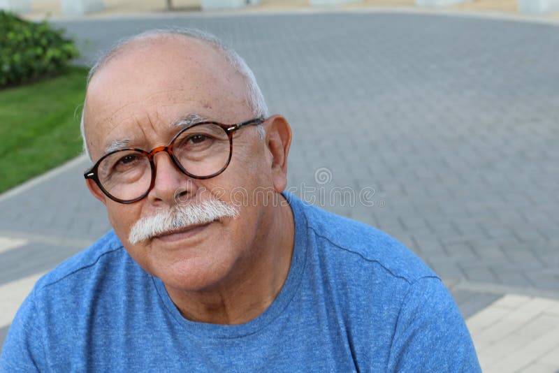 Un vieil homme chauve avec une moustache photographie stock Un vieil homme chauve avec une moustache photographie stock