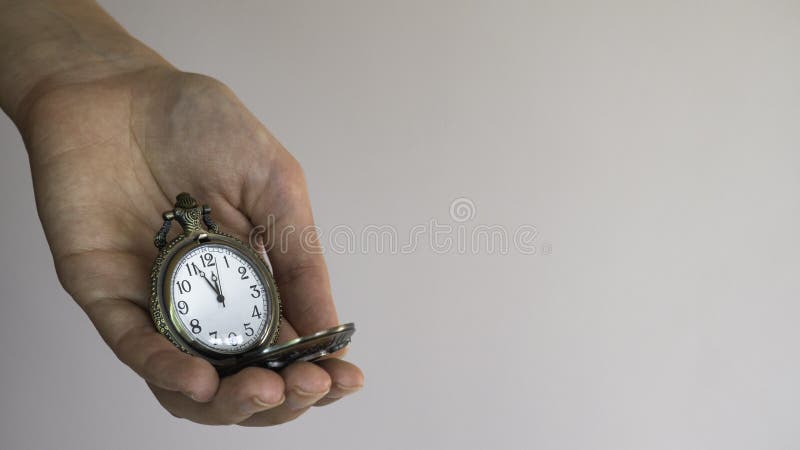 permanecer Ir al circuito índice Un Viejo Reloj De Bolsillo En Una Mano De Mujer Muestra De 5 Minutos a 12  Horas. Espacio Negativo. Imagen de archivo - Imagen de countdown, cara:  178578259