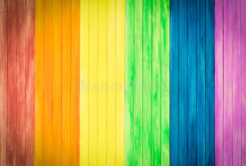 Un viejo tablero de madera rústico con los colores del arco iris para el orgullo gay GA imágenes de archivo libres de regalías Un viejo tablero de madera rústico con los colores del arco iris para el orgullo gay GA imágenes de archivo libres de regalías