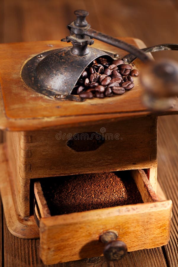 Un vieux moulin à café mécanique photographie stock libre de droits Un vieux moulin à café mécanique photographie stock libre de droits