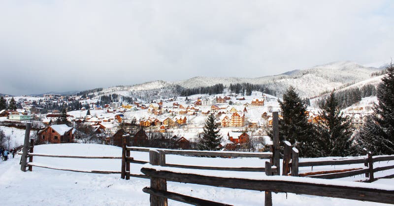 Un village dans les Carpathiens photos stock Un village dans les Carpathiens photos stock