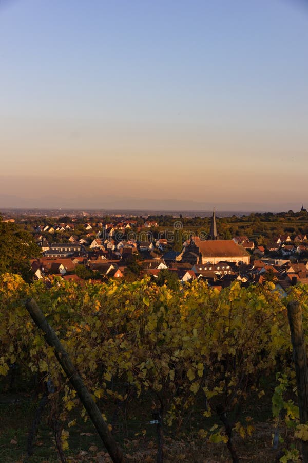 Un Village Français Dans Le Coucher Du Soleil De Attente D