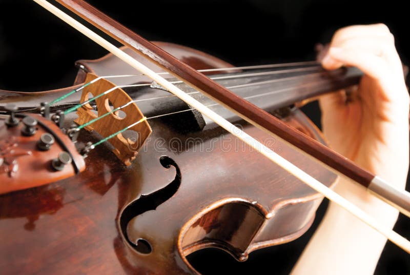 Un violinista que toca un violín imágenes de archivo libres de regalías Un violinista que toca un violín imágenes de archivo libres de regalías