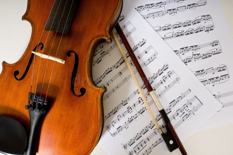 Un violín y un arqueamiento en música de hoja
