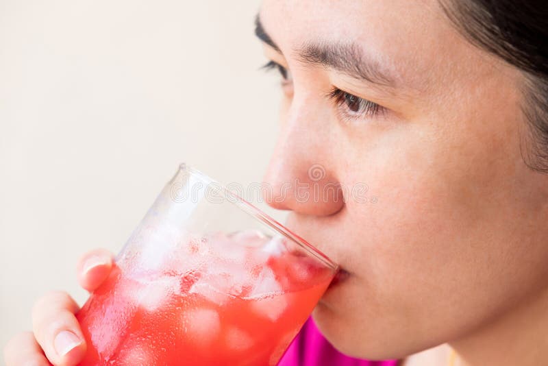 Un visage de jolie femme ce boire d'un verre de jus de mélange pour He photo libre de droits Un visage de jolie femme ce boire d'un verre de jus de mélange pour He photo libre de droits