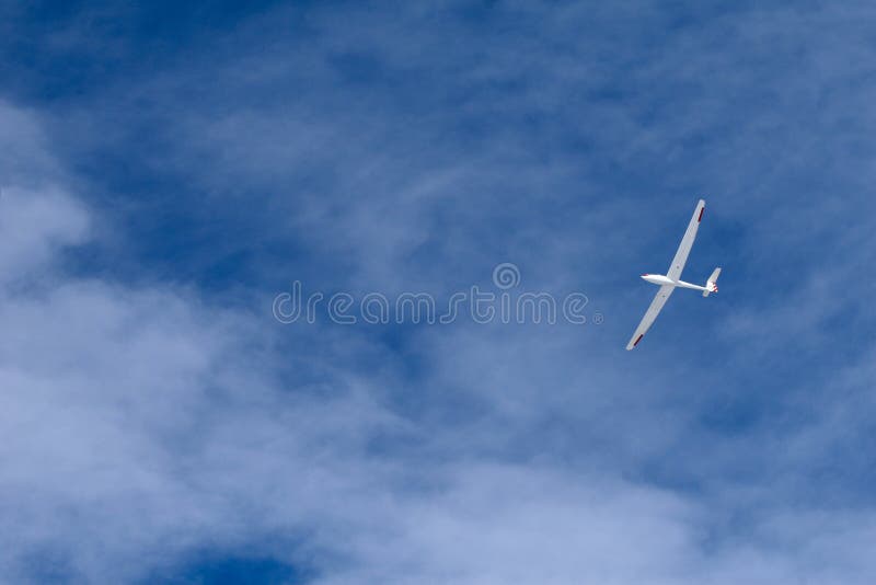 Un vol de planeur à travers le ciel bleu