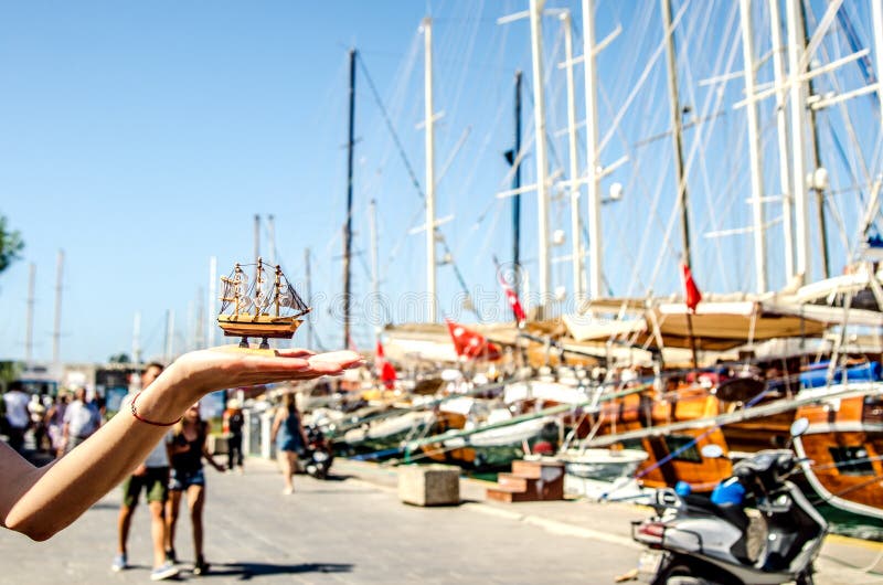 Un volante viejo del yate Nave del recuerdo en el fondo de naves grandes en el terraplén en Bodrum Turquía imagen de archivo libre de regalías Un volante viejo del yate Nave del recuerdo en el fondo de naves grandes en el terraplén en Bodrum Turquía imagen de archivo libre de regalías