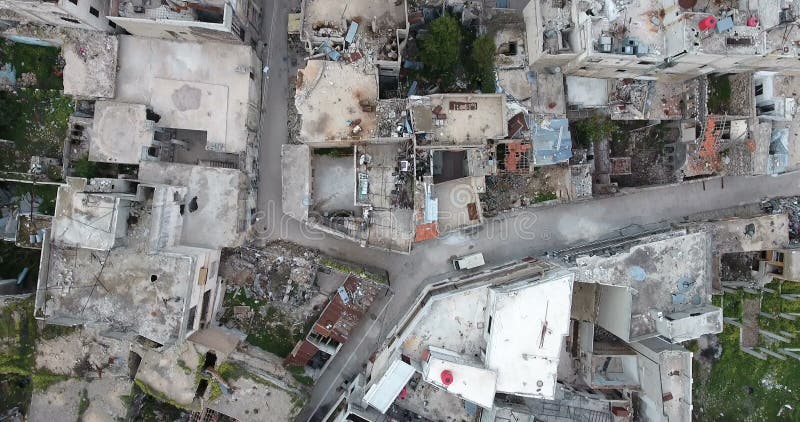 Un vuelo del abejón en una ciudad destruida