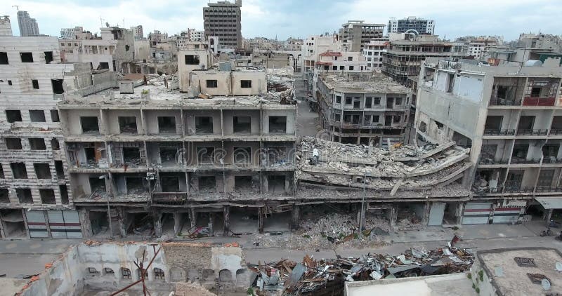 Un vuelo del abejón en una ciudad destruida