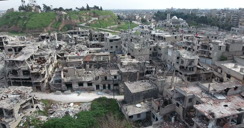 Un vuelo del abejón en una ciudad destruida