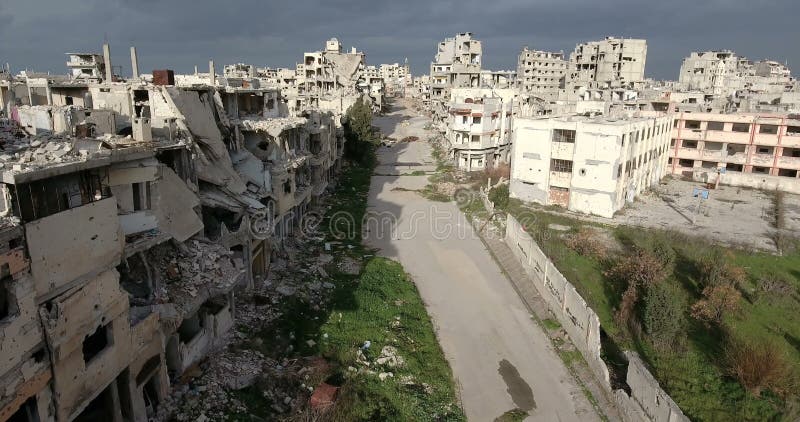 Un vuelo del abejón en una ciudad destruida