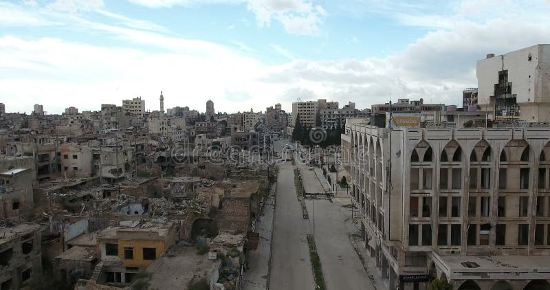 Un vuelo del abejón en una ciudad destruida