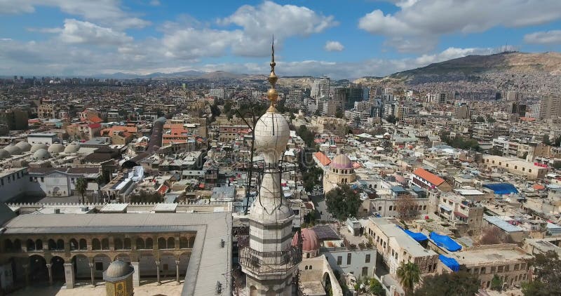 Un vuelo del abejón una mezquita en una ciudad