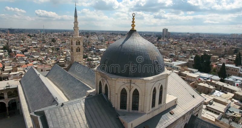 Un vuelo del abejón una mezquita en una ciudad