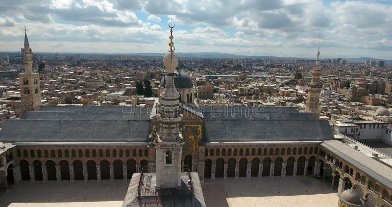 Un vuelo del abejón una mezquita en una ciudad