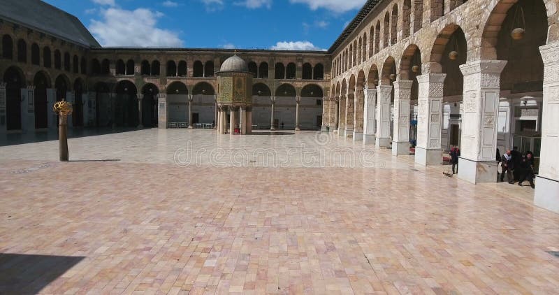 Un vuelo del abejón una mezquita en una ciudad, Damasco