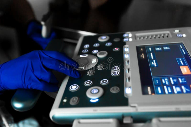 Un vétérinaire fait un ultrason de l'oeil du chien dans le bureau La main du docteur masculin sur un plan rapproché de machine d' photo stock Un vétérinaire fait un ultrason de l'oeil du chien dans le bureau La main du docteur masculin sur un plan rapproché de machine d' photo stock