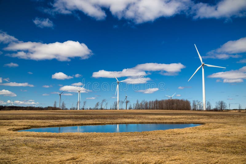Un windfarm al lado de un campo foto de archivo libre de regalías