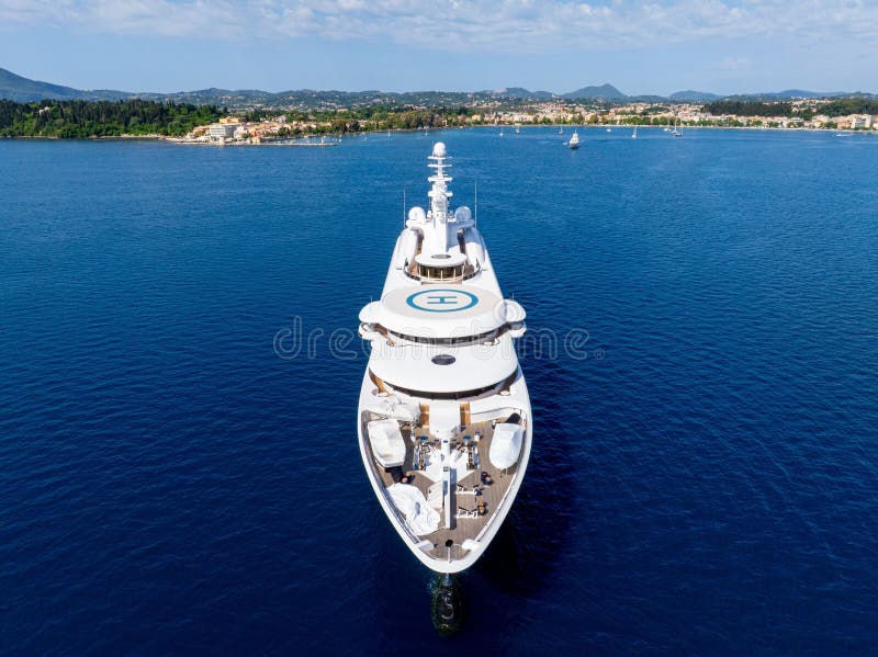 Un yacht de luxe dans les eaux bleu clair photo libre de droits
