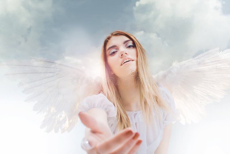 Un ángel del cielo le da una mano Jóvenes, muchacha rubia maravillosa en la imagen de un ángel con las alas blancas imagen de archivo libre de regalías Un ángel del cielo le da una mano Jóvenes, muchacha rubia maravillosa en la imagen de un ángel con las alas blancas imagen de archivo libre de regalías
