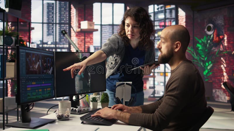 Un éditeur professionnel utilise des logiciels et des bobines de PC fonctionnant à l'IA dans un bureau créatif banque de vidéos