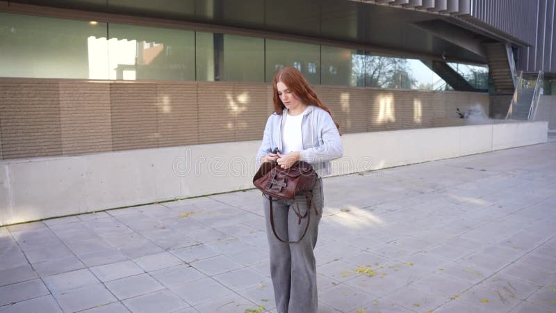 Un étudiant tient un livre alors qu'il est en plein air dans un environnement universitaire en pleine nature clips vidéos