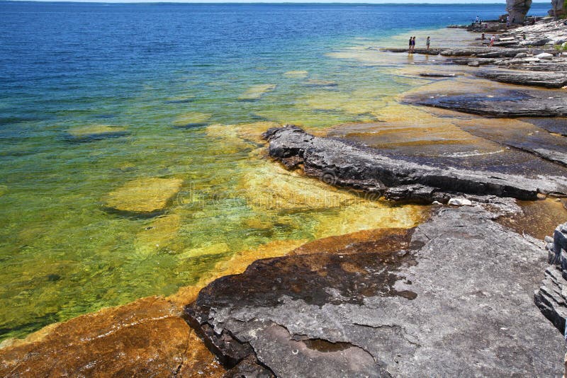 Un țărm limpede și cristal în golful georgian tobermory royalty free stock photos