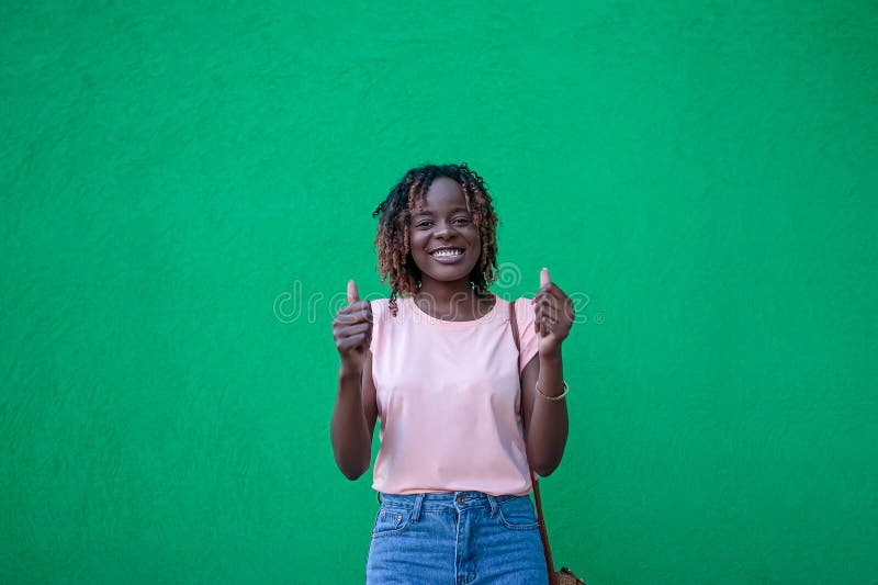 Una alegre mujer riéndose con un fondo verde. emociones positivas. un estilo de vida activo fotografía de archivo libre de regalías