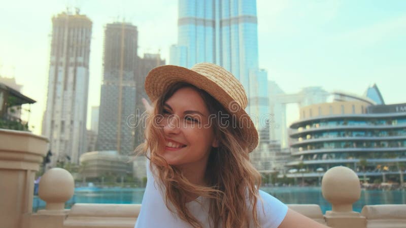 Una alegre y alegre mujer joven turista, de cabello largo y largo suelta alegremente. linda chica sonriente girando la cara almacen de video