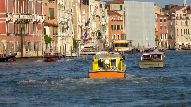 Una ambulancia acuática dando un giro en el tráfico en el gran canal venice italy