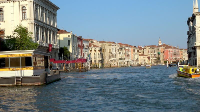 Una ambulancia acuática que pasa por una parada de autobús acuático en el gran canal venice italia