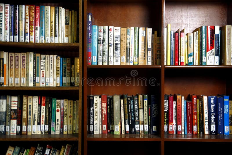 Una amplia variedad de libros en estantes de madera dentro de una biblioteca foto de archivo Una amplia variedad de libros en estantes de madera dentro de una biblioteca foto de archivo