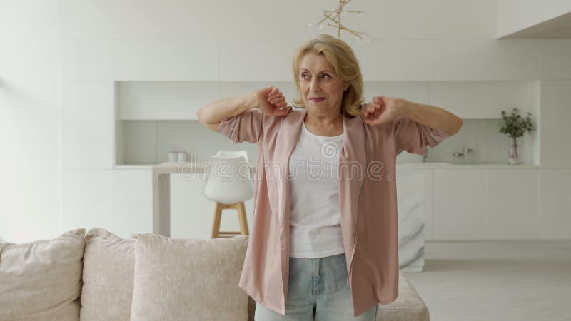 Una anciana activa haciendo pilates en trenes en casa en la sala de estar