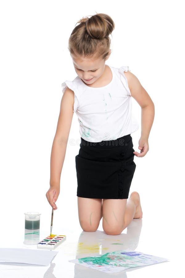 Una bambina estrae le pitture sul suo corpo immagine stock