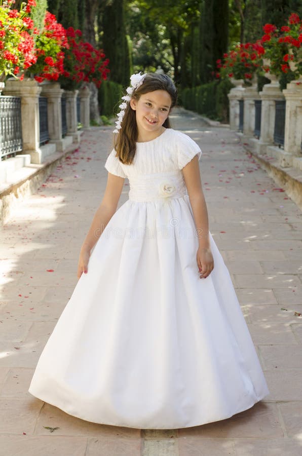Sognare Di Prendere La Comunione Prima Comunione, Bambina in Una Comunione Bianca Seduta Su Una Panchina