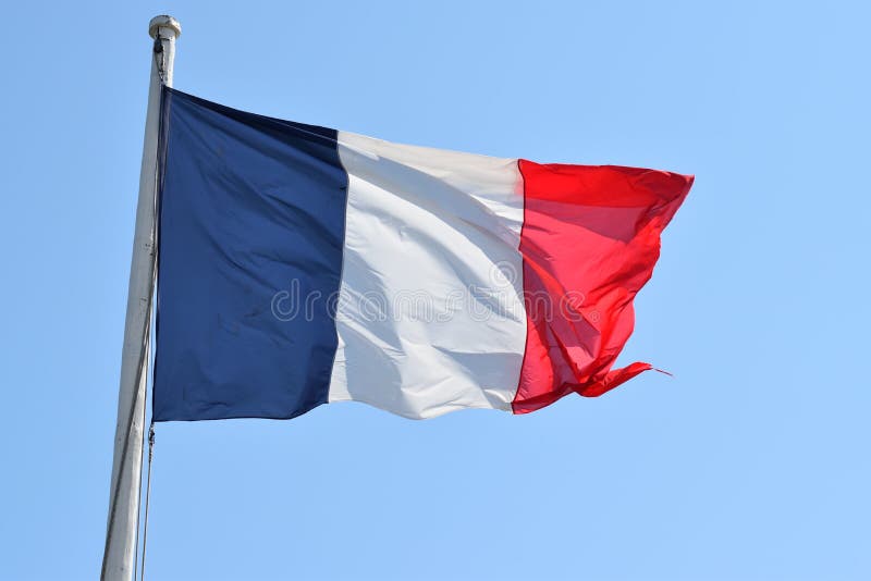 Una bandera francesa que agita en el fuerte Saint Malo imagenes de archivo Una bandera francesa que agita en el fuerte Saint Malo imagenes de archivo