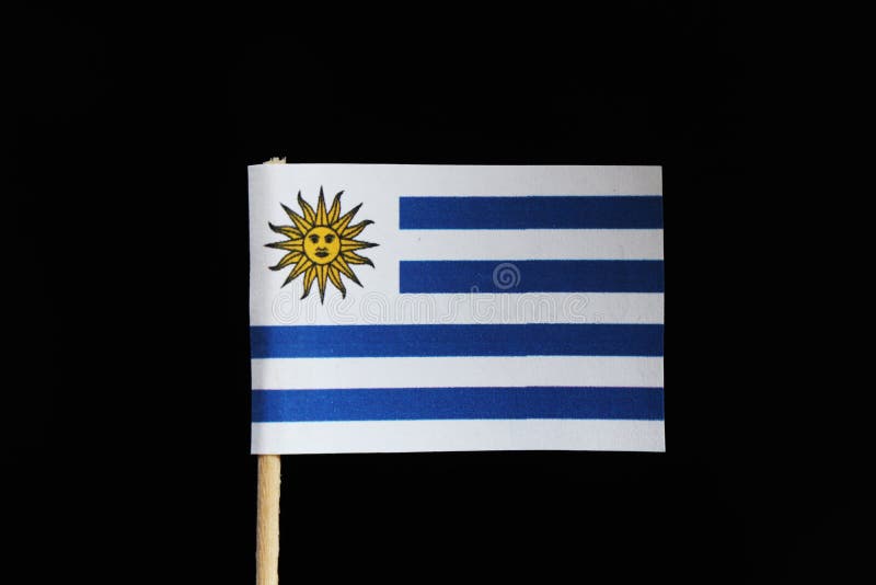 Una bandera original y oficial de Uruguay en palillo en fondo negro Consiste en nueve rayas horizontales de w alterno blanco