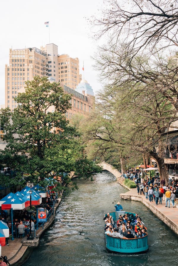 Una barca e il Riverwalk a San Antonio, il Texas immagine stock libera da diritti Una barca e il Riverwalk a San Antonio, il Texas immagine stock libera da diritti