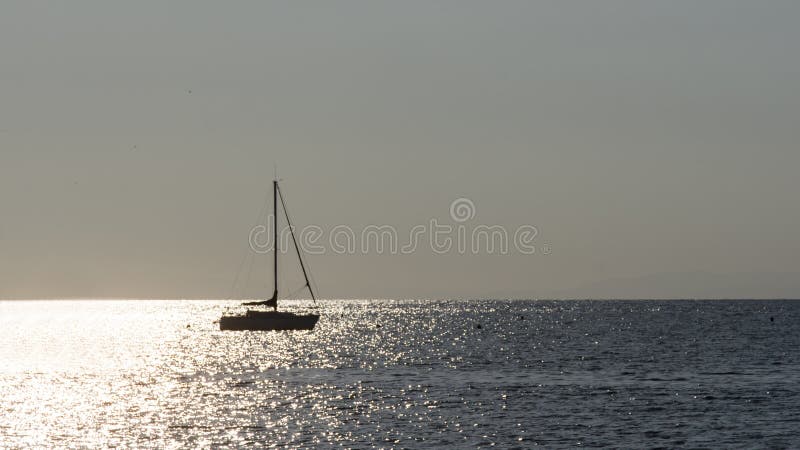 Una barca a vela sul mare fotografia stock libera da diritti Una barca a vela sul mare fotografia stock libera da diritti
