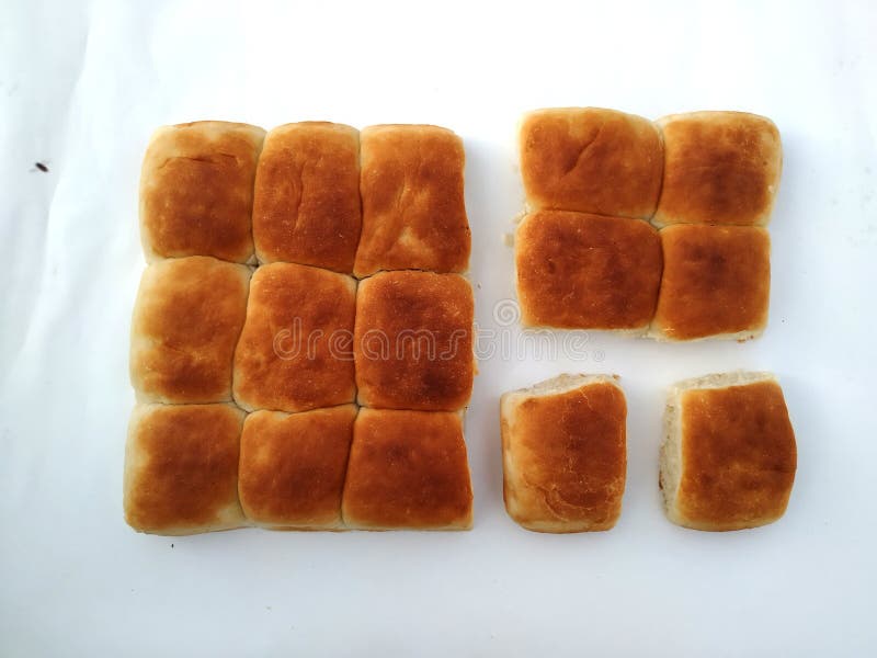 Una barra de pan cuadrada tradicional est? en un fondo blanco Pan aislado en un fondo blanco fotos de archivo libres de regalías Una barra de pan cuadrada tradicional est? en un fondo blanco Pan aislado en un fondo blanco fotos de archivo libres de regalías