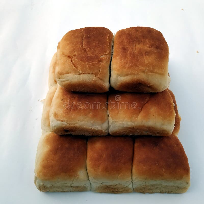 Una barra de pan cuadrada tradicional está en un fondo blanco Pan aislado en un fondo blanco fotos de archivo libres de regalías Una barra de pan cuadrada tradicional está en un fondo blanco Pan aislado en un fondo blanco fotos de archivo libres de regalías