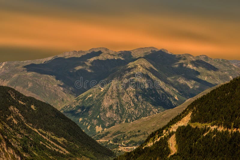 Una bella alba sopra la montagna di Pirenei fotografia stock libera da diritti Una bella alba sopra la montagna di Pirenei fotografia stock libera da diritti