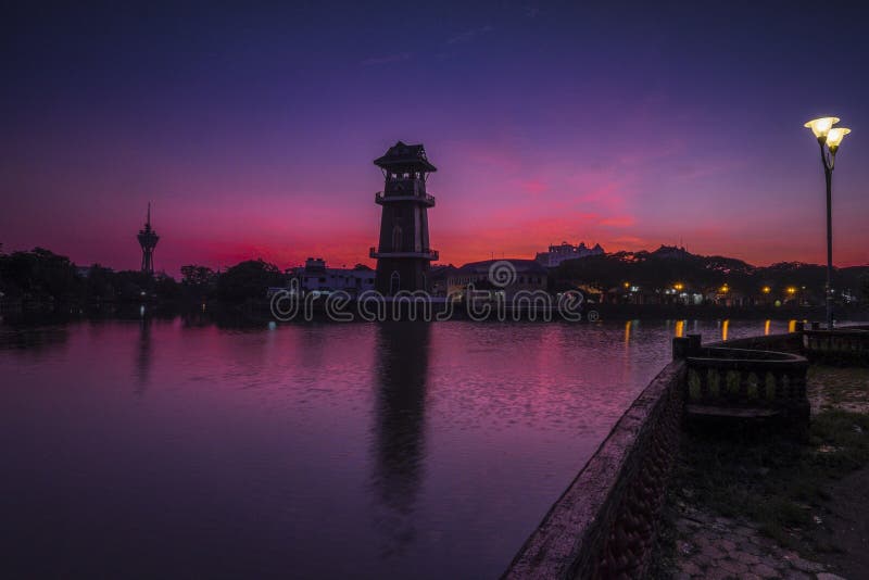 Una bella alba vicino al fiume a Tanjung Chali nelle prime ore del mattino fotografia stock libera da diritti Una bella alba vicino al fiume a Tanjung Chali nelle prime ore del mattino fotografia stock libera da diritti