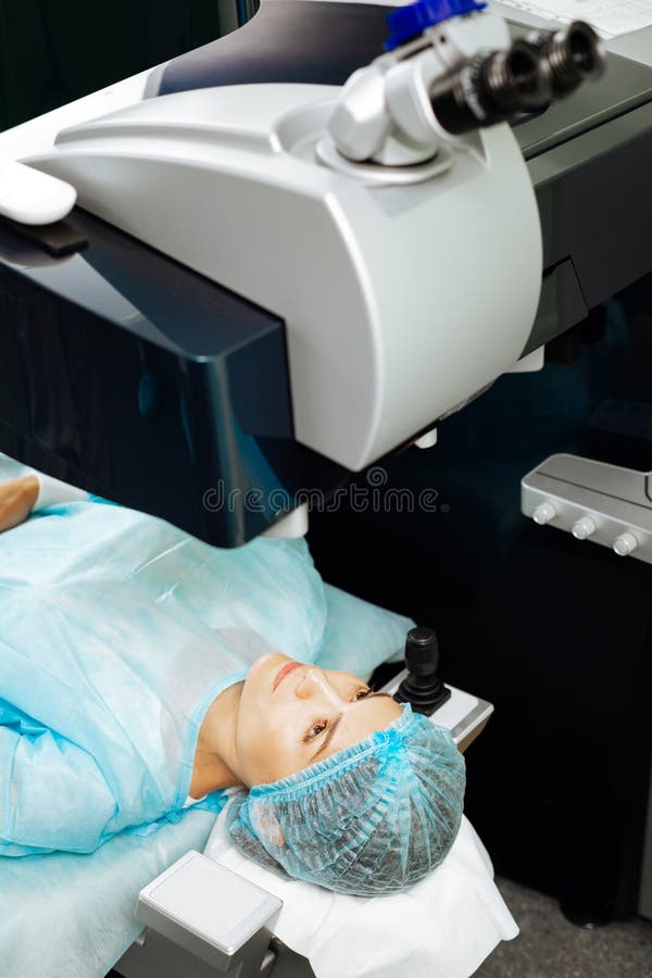 Una bella donna in fase di preparazione per il trattamento oculare fotografia stock libera da diritti Una bella donna in fase di preparazione per il trattamento oculare fotografia stock libera da diritti