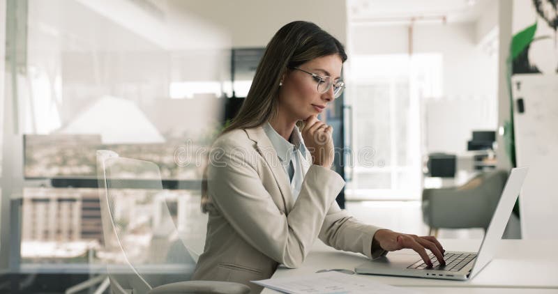 Una bella donna ispanica leader d'affari che scrive sul computer portatile archivi video