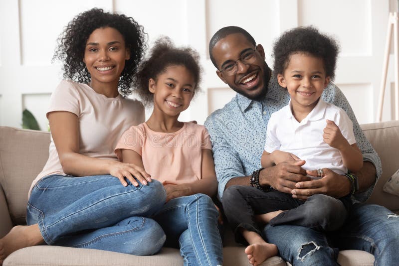 Una bella famiglia nera con quattro ritratti fotografie stock Una bella famiglia nera con quattro ritratti fotografie stock