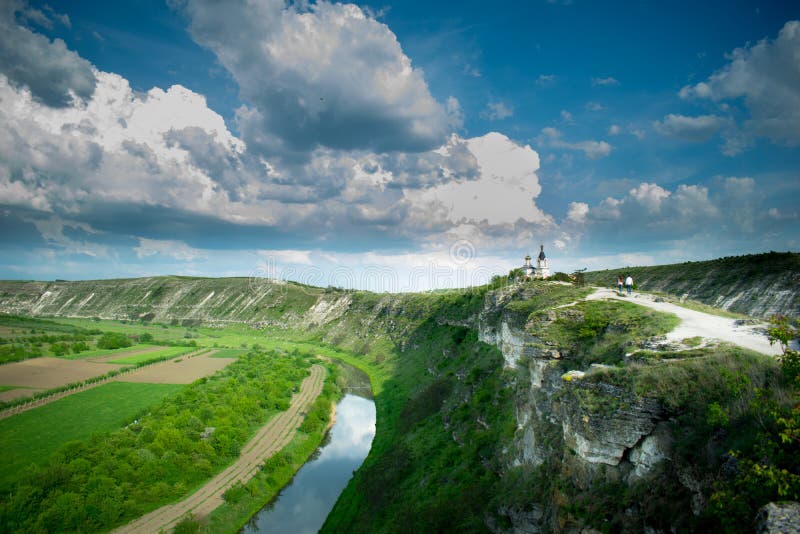 Una bella foto da un'altezza Un fiume e una chiesa fotografia stock Una bella foto da un'altezza Un fiume e una chiesa fotografia stock