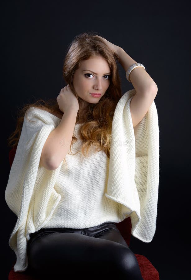 Una bella giovane bionda in studio immagine stock libera da diritti